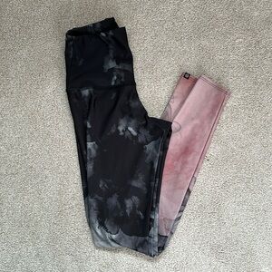 ONZIE // HIGH RISE GRAPHIC LEGGING - SMOKEY  size XS